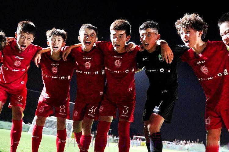 中国体育报：足球健儿为国出征不忘初心 重任在肩不言放弃